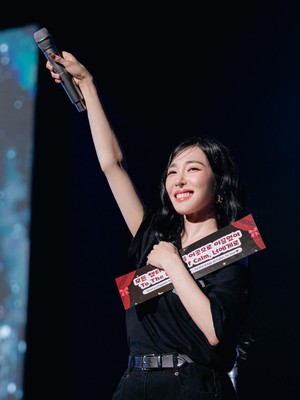 Momen Tiffany Young Nyanyi Into The New World di Jakarta