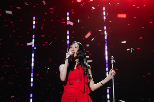 Penyanyi Korea-Amerika dan member SNSD (Girls' Generation) Tiffany Young saat tampil dalam konser Tiffany Young: Edge of Calm Tour in Jakarta pada Sabtu (19/9/2026) di JIEXPO Theatre, Kemayoran, Jakarta Pusat.