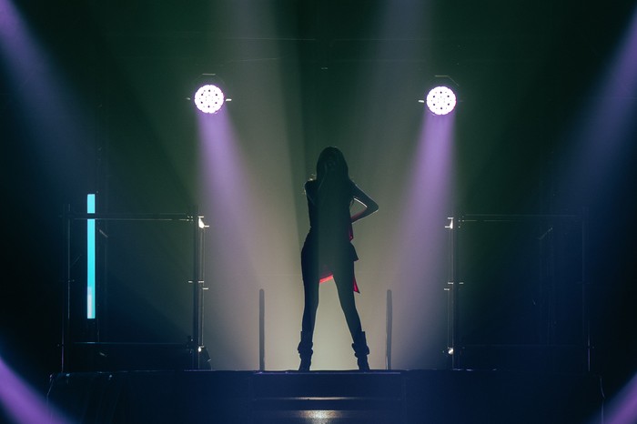 Penyanyi Korea-Amerika dan member SNSD (Girls' Generation) Tiffany Young saat tampil dalam konser Tiffany Young: Edge of Calm Tour in Jakarta pada Sabtu (19/9/2026) di JIEXPO Theatre, Kemayoran, Jakarta Pusat.