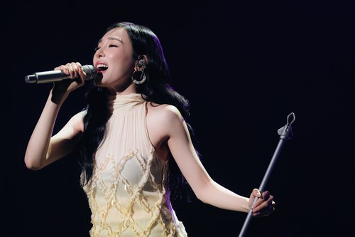Penyanyi Korea-Amerika dan member SNSD (Girls' Generation) Tiffany Young saat tampil dalam konser Tiffany Young: Edge of Calm Tour in Jakarta pada Sabtu (19/9/2026) di JIEXPO Theatre, Kemayoran, Jakarta Pusat.