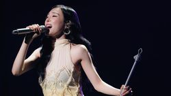 Momen Tiffany Young Nyanyi Into The New World di Jakarta