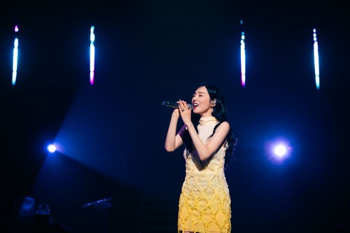 Penyanyi Korea-Amerika dan member SNSD (Girls' Generation) Tiffany Young saat tampil dalam konser Tiffany Young: Edge of Calm Tour in Jakarta pada Sabtu (19/9/2026) di JIEXPO Theatre, Kemayoran, Jakarta Pusat.