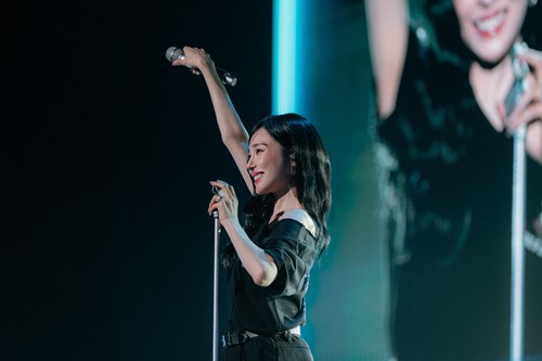 Penyanyi Korea-Amerika dan member SNSD (Girls' Generation) Tiffany Young saat tampil dalam konser Tiffany Young: Edge of Calm Tour in Jakarta pada Sabtu (19/9/2026) di JIEXPO Theatre, Kemayoran, Jakarta Pusat.