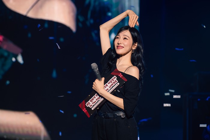 Penyanyi Korea-Amerika dan member SNSD (Girls' Generation) Tiffany Young saat tampil dalam konser Tiffany Young: Edge of Calm Tour in Jakarta pada Sabtu (19/9/2026) di JIEXPO Theatre, Kemayoran, Jakarta Pusat.