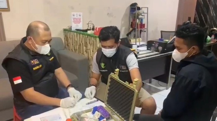 Tim DVI Polda Sulsel ambil sampel DNA kerabat Hasbiah korban KM Virgo.
