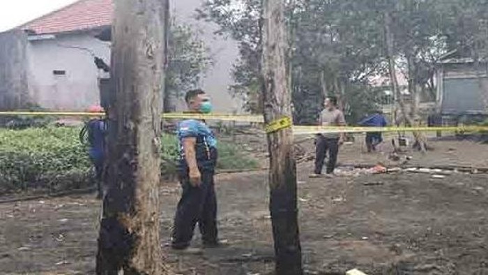 TKP pensiunan PNS diduga bakar rumput.