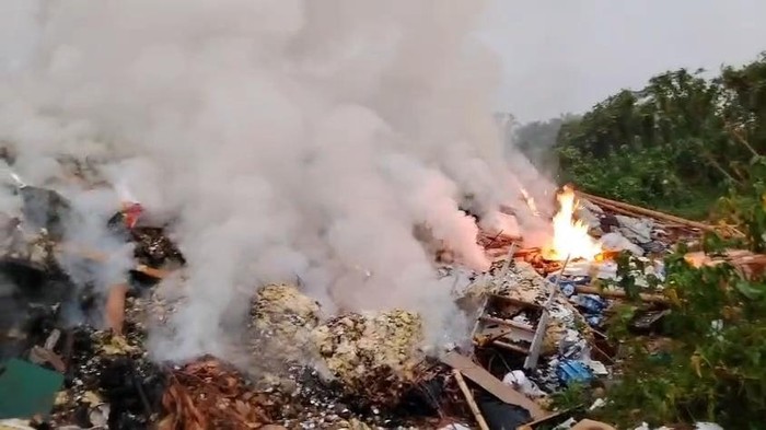 TPA ilegal di Pinang Kota Tangerang kebakaran (dok.istimewa)