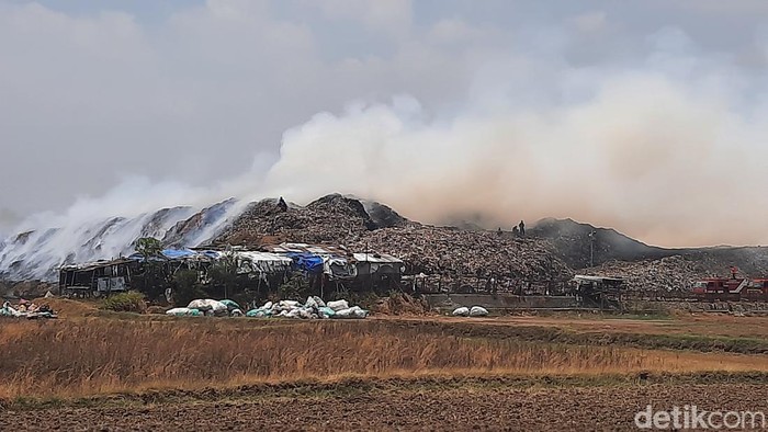 TPS Plosojenar Kecamatan Jakenan, Pati terbakar hebat siang ini, Rabu (23/9/2026).