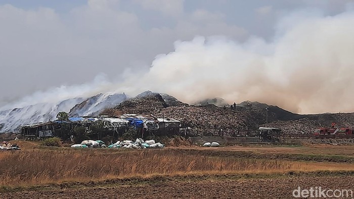 TPS Plosojenar Kecamatan Jakenan, Pati terbakar siang ini, Rabu (23/9/2026).
