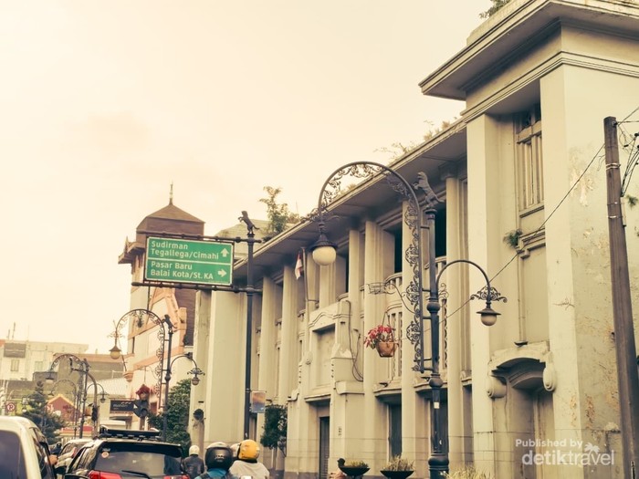 Jejak Sejarah Dunia yang Terekam di Jantung Kota Kembang (2)