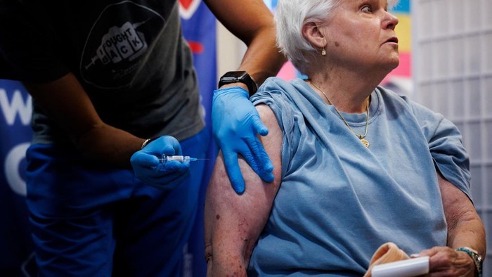 A dose of Pfizer COMIRNATY (COVID-19 Vaccine, mRNA) is administered at Skippack Pharmacy in Schwenksville, Pennsylvania, US, September 22, 2026.  REUTERS/Hannah Beier