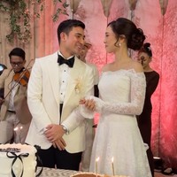 Kakak kandung Valerie, Axel Matthew Thomas, baru saja resmi menikahi kekasihnya, Cicilia Golda Bethulla. Foto: Instagram/@valerieethomas