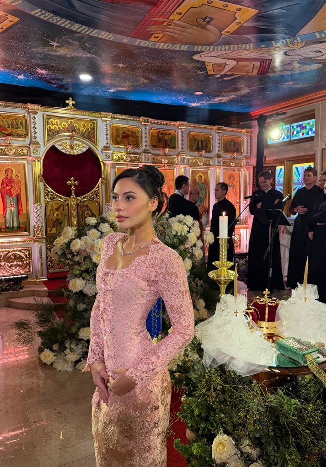 Hadir di pernikahan sang kakak, penampilan Valerie Thomas berkebaya pink pastel tak kalah curi atensi. my brother officially off the market !!!!!!! tulis Valerie dalam keterangan unggahannya. Foto: Instagram/@valerieethomas