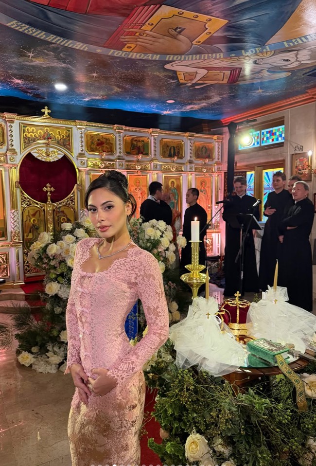 Valerie tampil dengan kebaya brukat yang membentuk lekuk tubuh. Uniknya kebaya yang dikenakan Valerie itu memiliki detail kancing Shanghai yang menghiasi. kebaya kemudian dipadukan dengan kain senada bernuansa pink dan coklat. Foto: Instagram/@valerieethomas