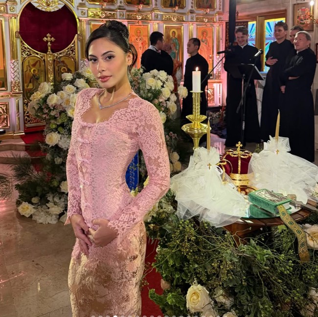 Gaya Valerie Thomas Berkebaya Pink di Pernikahan Axel Matthew Kakaknya