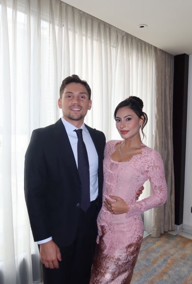 Valerie tampil serasi dengan kekasihnya yang mengenakan kemeja putih dan setelan jas hitam. Foto: Instagram/@valerieethomas