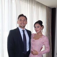Valerie tampil serasi dengan kekasihnya yang mengenakan kemeja putih dan setelan jas hitam. Foto: Instagram/@valerieethomas