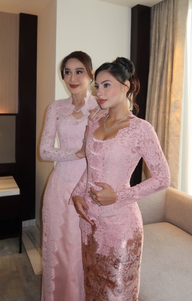 Penampilan Valerie juga terlihat kompak dengan sang mama, Ina, yang juga mengenakan kebaya berwarna pink pastel. Sama-sama cantik, pesona ibu-anak satu ini bikin terpana. Foto: Instagram/@valerieethomas