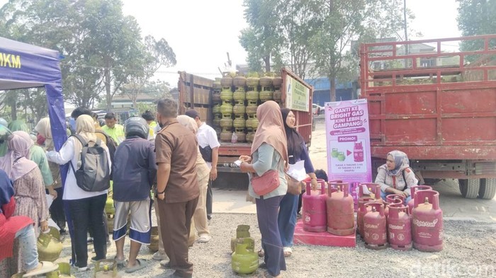 Warga Kotawaringin Barat menukarkan 2 tabung gas melon dengan 1 tabung Bright Gas