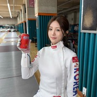 Berpose dengan seragam, wajah cantik Yang Seung Hye disebut mirip idol. Berbagai media juga menyebutnya serupa aktris Go Youn Jung hingga influencer AI. Foto: Instagram @yang_seunghye_