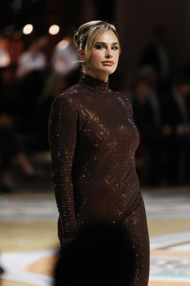 Penampilan ini juga menjadi bagian dari hubungan Sabalenka dengan Gucci. Sejak Januari 2026, petenis asal Belarus itu diketahui menjadi global ambassador rumah mode asal Italia tersebut. Sebelumnya, ia juga tampil dalam sampul digital Vogue edisi Mei 2026 dengan mengenakan Gucci. (Foto: Arnold Jerocki/Getty Images for Vogue)