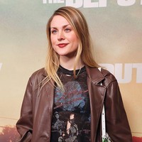 Dalam kesempatan itu, Frances mengenakan busana chic bernuansa grunge. Gaya wanita 34 tersebut mengingatkan publik akan kiprah ayahnya selama bermusik. Foto: Getty Images/Robin L Marshall