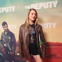Putri dari Kurt Cobain dan Courtney Love ini mengenakan jaket kulit coklat berpadu celana pendek hitam dengan pinggiran renda. Ia juga mengenakan printed t-shirt robek dan sepatu bot runcing putih. Foto: Getty Images/Robin L Marshall