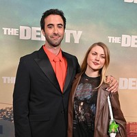 Kehadiran Frances penting dalam perilisan film itu mengingat dirinya berperan sebagai produser eksekutif. Begini posenya bersama sutradara, Matt Sukkar. Foto: FilmMagic/Axelle/Bauer-Griffin