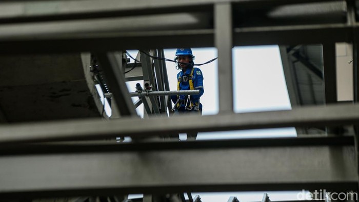 Sejumlah pekerja terlihat mengebut pengerjaan jembatan di kawasan stasiun LRT Jakarta, Rabu (23/9/2026). Penyelesaian fasilitas juga masih terlihat di sejumlah titik, termasuk kawasan Stasiun Pramuka dan Stasiun Proklamasi.