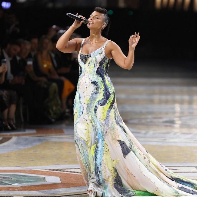 Potret Alicia Keys Pukau Panggung Vogue World Pakai Gaun Lukisan Tangan