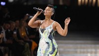 Potret Alicia Keys Pukau Panggung Vogue World Pakai Gaun Lukisan Tangan