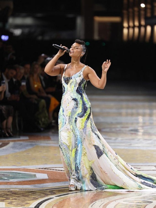 Potret Alicia Keys Pukau Panggung Vogue World Pakai Gaun Lukisan Tangan