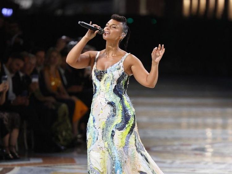 Potret Alicia Keys Pukau Panggung Vogue World Pakai Gaun Lukisan Tangan