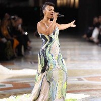 Sang desainer sengaja merancang ekor gaun Alicia Keys dengan ukuran ekstra panjang agar mampu menciptakan pergerakan yang dramatis di atas panggung.  Foto: Valentina S. Frugiuele, Stefania M. DAlessandro, ARNOLD JEROCKI / GETTY IMAGES NORTH AMERICA / Getty Images via AFP