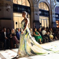 Sisi paling mencuri perhatian dari gaun Alicia Keys terletak pada bagian ekor gaun yang dilukis langsung menggunakan tangan oleh seniman Flaminia Veronesi. Ekor gaun yang dibiarkan menjuntai panjang ini bak kanvas lukisan berjalan. Foto: Valentina S. Frugiuele, Stefania M. DAlessandro, ARNOLD JEROCKI / GETTY IMAGES NORTH AMERICA / Getty Images via AFP