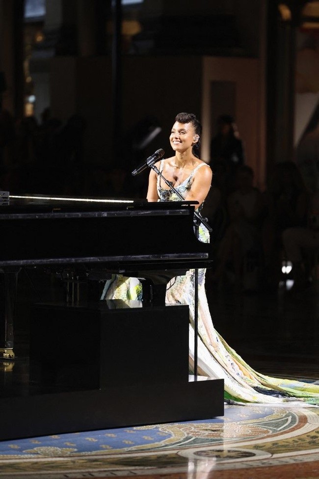 Alicia Keys tampil memukau sebagai penutup peragaan busana Vogue World 2026 di Galleria Vittorio Emanuele II, Milan. Sambil memainkan piano, penyanyi legendaris ini membawakan lagu disco classic milik Donna Summer yang berjudul I Feel Love. Foto: Valentina S. Frugiuele, Stefania M. DAlessandro, ARNOLD JEROCKI / GETTY IMAGES NORTH AMERICA / Getty Images via AFP