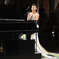 Alicia Keys tampil memukau sebagai penutup peragaan busana Vogue World 2026 di Galleria Vittorio Emanuele II, Milan. Sambil memainkan piano, penyanyi legendaris ini membawakan lagu disco classic milik Donna Summer yang berjudul I Feel Love. Foto: Valentina S. Frugiuele, Stefania M. DAlessandro, ARNOLD JEROCKI / GETTY IMAGES NORTH AMERICA / Getty Images via AFP