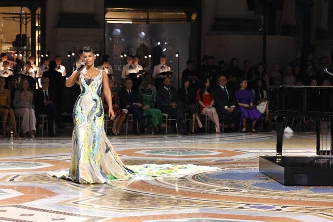 Seperti dikutip dari Vogue, gaun yang dipakai Alicia Keys ini dirangkai secara rinci dari gabungan sisa-sisa kain satin, sifon, georgette, hingga crêpe de Chine. Tambahan benang serta detail manik-manik makin mempertegas keindahan dari tekstur gaun tersebut.   Foto: Valentina S. Frugiuele, Stefania M. DAlessandro, ARNOLD JEROCKI / GETTY IMAGES NORTH AMERICA / Getty Images via AFP