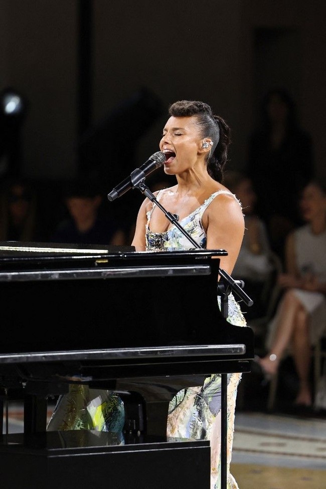 Penampilan penyanyi 45 tahun ini menjadi simbol perayaan karya seni dan kerajinan tangan khas Italia yang menjadi tema utama Vogue World 2026. Foto: Valentina S. Frugiuele, Stefania M. DAlessandro, ARNOLD JEROCKI / GETTY IMAGES NORTH AMERICA / Getty Images via AFP