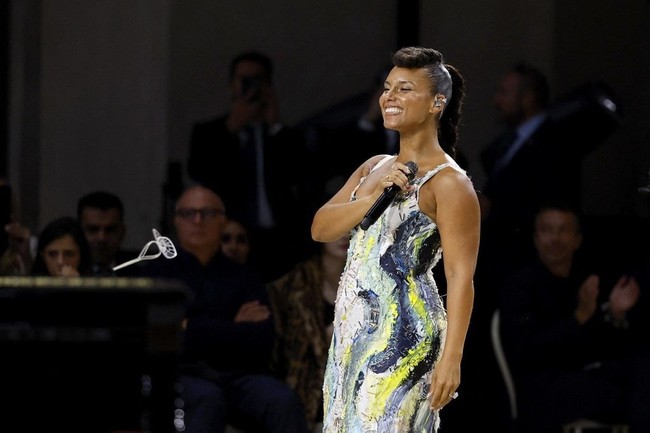 Untuk penampilan spesialnya ini, Alicia Keys tampil beda dalam balutan gaun putih bertekstur karya rumah mode Bureau of Imagination. Gaun ini dirancang khusus oleh Francesco Risso dan Alex Sossah untuk merepresentasikan seni, pergerakan, dan musik.   Foto: Valentina S. Frugiuele, Stefania M. DAlessandro, ARNOLD JEROCKI / GETTY IMAGES NORTH AMERICA / Getty Images via AFP