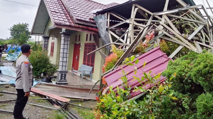 Sembilan rumah di Kecamatan Bukit, Bener Meriah, Aceh rusak akibat diterjang angin kencang