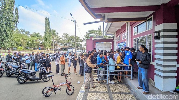 Antrean pembelian tiket PSGC Ciamis vs Semen Padang di loket Stadion Galuh, Kabupaten Ciamis.
