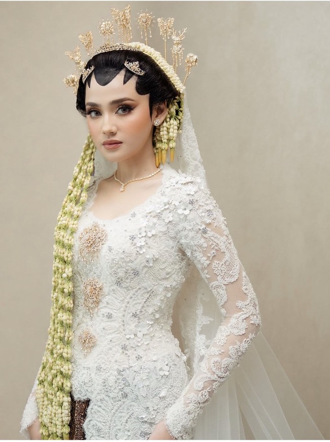 Syifa Hadju dan El Rumi resmi menikah dengan prosesi adat Jawa pada 26 April 2026. Syifa sukses mencuri perhatian dengan riasan makeup flawless dengan paes yang membingkai di dahi. Foto: Dok. Instagram