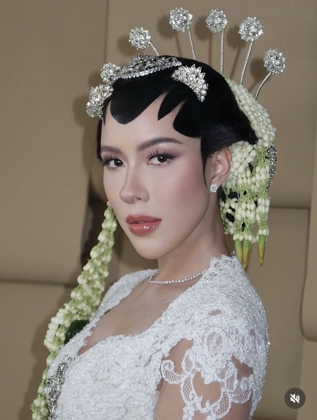 Profesional DJ Patricia Schuldtz juga tampil memesona dalam balutan pakaian klasik adat Jawa dengan riasan paes, saat dinikahi cucu Soeharto, Darma Mangkuluhur pada 12 Januari 2026. Foto: Dok. Instagram