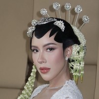 Profesional DJ Patricia Schuldtz juga tampil memesona dalam balutan pakaian klasik adat Jawa dengan riasan paes, saat dinikahi cucu Soeharto, Darma Mangkuluhur pada 12 Januari 2026. Foto: Dok. Instagram