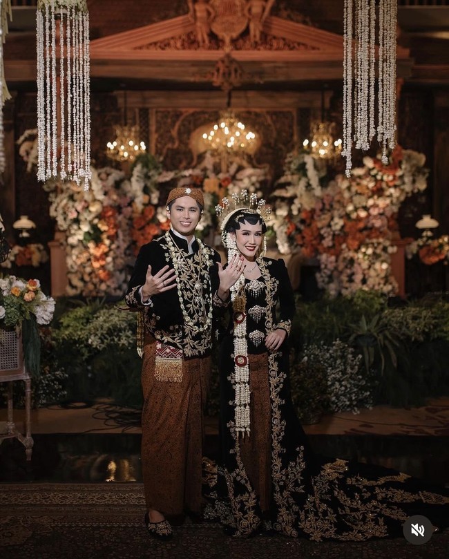 Selebriti Shabrina Aluna menikah dengan Raden Mas Axel Caesario Efian pada 8 November 2025. Pemain Dear Nathan the Series ini memakai Paes Putri Solo saat akad, kemudian menggunakan busana dodotan pada resepsi. Foto: Dok. Instagram