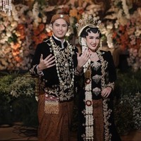 Selebriti Shabrina Aluna menikah dengan Raden Mas Axel Caesario Efian pada 8 November 2025. Pemain Dear Nathan the Series ini memakai Paes Putri Solo saat akad, kemudian menggunakan busana dodotan pada resepsi. Foto: Dok. Instagram