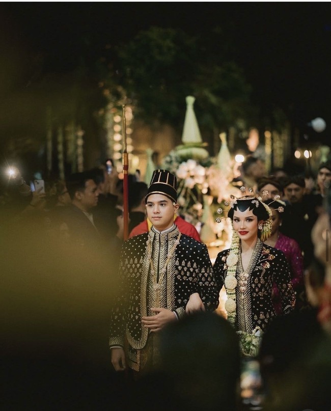 Pada acara ngunduh mantu 19 Juni 2025, Alyssa Daguise mengenakan riasan adat Jawa dengan Paes Solo Putri. Istri Al Ghazali ini pun terlihat anggun dan memukau. Foto: Dok. Instagram
