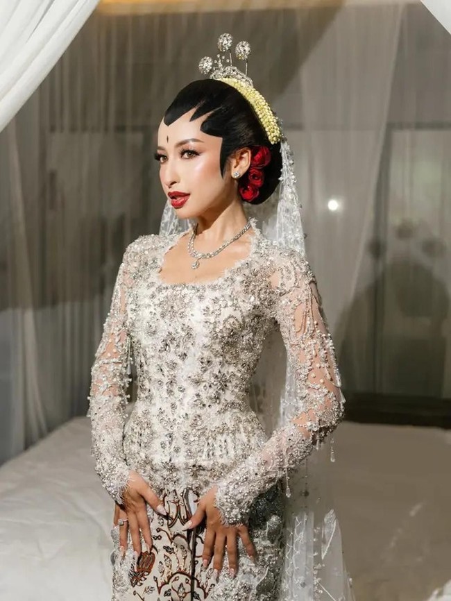 Berbalut kebaya Jawa dengan paes yang presisi, penampilan Jennifer Coppen saat akad nikah pun memukau. Jennifer dinikahi pesepakbola Justin Hubner pada 12 Juni 2026 di Bali. Foto: Dok. Instagram