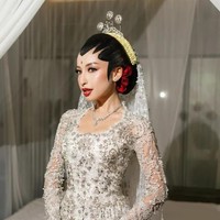 Berbalut kebaya Jawa dengan paes yang presisi, penampilan Jennifer Coppen saat akad nikah pun memukau. Jennifer dinikahi pesepakbola Justin Hubner pada 12 Juni 2026 di Bali. Foto: Dok. Instagram
